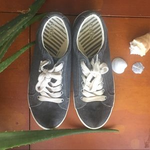 Taos sneakers ladies size 8 grey